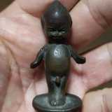 Scorrendo i post del gruppo Facebook siamo subito attratti da un omino di metallo dorato dalla testa esageratamente allungata. � alto cinque centimetri e si tratta di un �Kewpie�, portafortuna di inizio 900